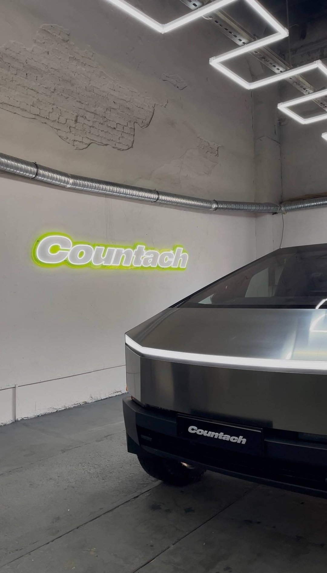 Tesla Cybertruck в боксе Countach